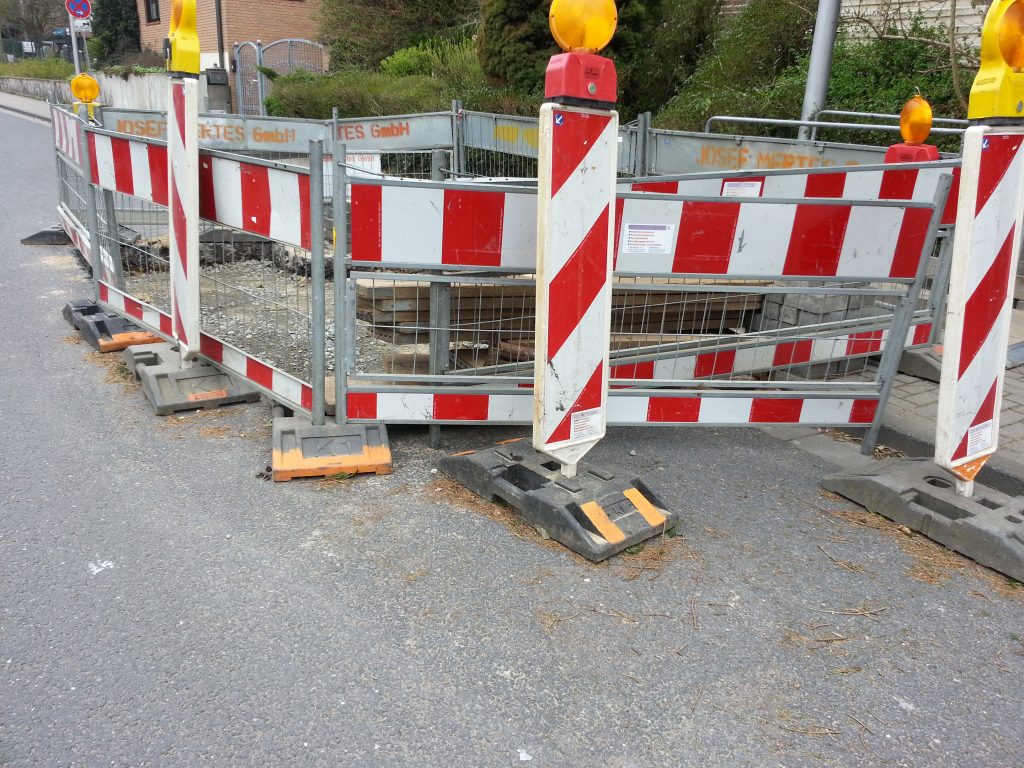 Absperrung bei Glasfaser-Verlegung
